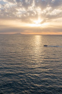 Monte Sant Angelo, İtalya denizinde gün batımında su üzerinde motorlu tekne Twilight sahne
