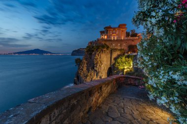 Monte Sant Angelo, İtalya sahil kayalıklarında eski binanın Alacakaranlık sahne