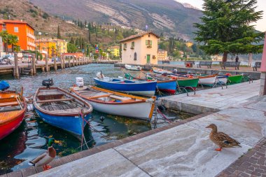 Riva del Garda, Trento, İtalya, Avrupa'da demirlemiş geleneksel kürekli tekneler