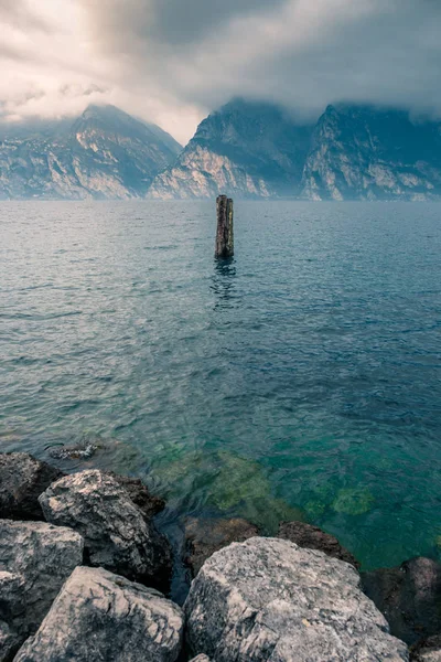 Pos Kayu Antik Air Danau Garda Pegunungan Riva Del Garda — Stok Foto