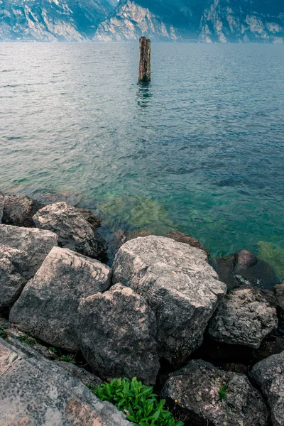 Pos Kayu Antik Air Danau Garda Pegunungan Riva Del Garda — Stok Foto