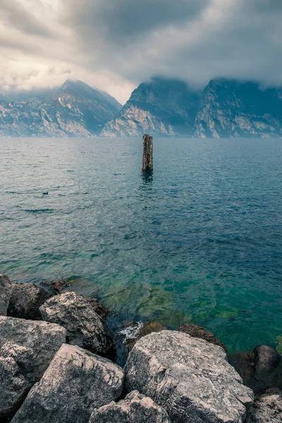 Pos Kayu Antik Air Danau Garda Pegunungan Riva Del Garda — Stok Foto