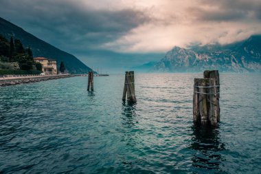 Dağlarda Garda Gölü'nün suyunda antika ahşap mesajlar, Riva del Garda, Trento, İtalya, Avrupa