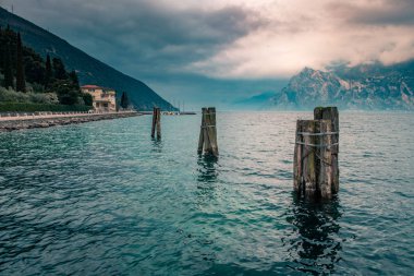 Dağlarda Garda Gölü'nün suyunda antika ahşap mesajlar, Riva del Garda, Trento, İtalya, Avrupa