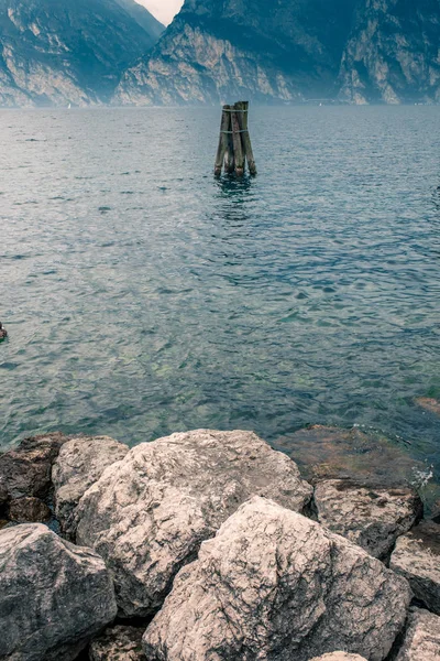 山のガルダ湖の水のアンティーク木製のポスト リヴァデルガルダ トレント イタリア ヨーロッパ — ストック写真