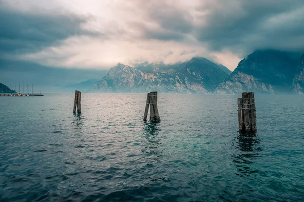 山のガルダ湖の水のアンティーク木製のポスト リヴァデルガルダ トレント イタリア ヨーロッパ — ストック写真