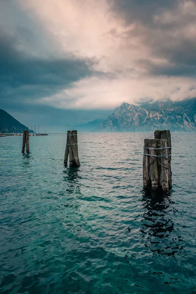 Pos Kayu Antik Air Danau Garda Pegunungan Riva Del Garda — Stok Foto