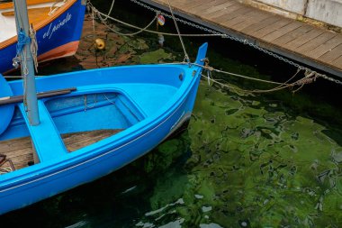 Riva del Garda, Trento, İtalya, Avrupa'da demirlemiş geleneksel kürekli tekneler