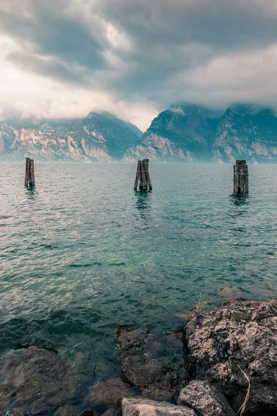 Pos Kayu Antik Air Danau Garda Pegunungan Riva Del Garda — Stok Foto