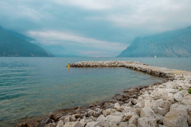 Garda Gölü'ndeki doğal kayalık kıyı, Riva del Garda, İtalya, Avrupa