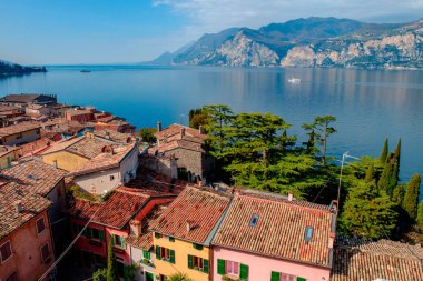 Geleneksel evler ve kiremitli çatılar ve Garda Gölü ile Malcesine şehir manzarası, Riva del Garda, İtalya, Avrupa