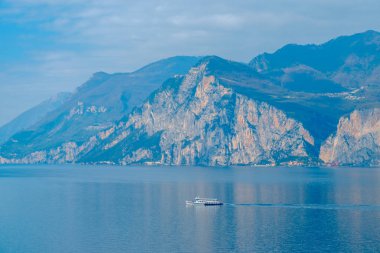 Dağlarda Garda Gölü'nün suyunda tur gemisi, Riva del Garda, Trento, İtalya, Avrupa
