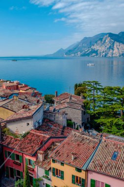 Geleneksel evler ve kiremitli çatılar ve Garda Gölü ile Malcesine şehir manzarası, Riva del Garda, İtalya, Avrupa