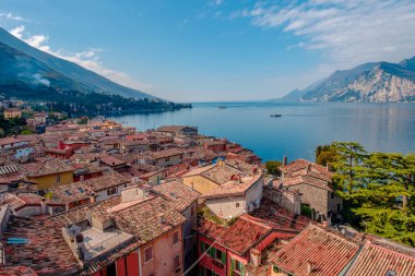 Geleneksel evler ve karo çatılar ve Garda Gölü, Riva del Garda, İtalya, Avrupa ile Malcesine şehir manzarası manzarası