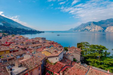 Geleneksel evler ve karo çatılar ve Garda Gölü, Riva del Garda, İtalya, Avrupa ile Malcesine şehir manzarası manzarası