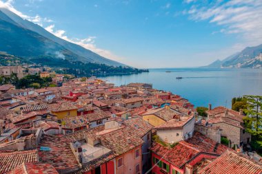 Geleneksel evler ve karo çatılar ve Garda Gölü, Riva del Garda, İtalya, Avrupa ile Malcesine şehir manzarası manzarası