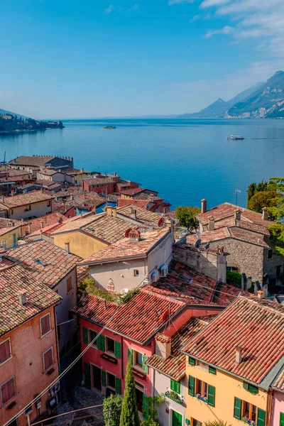 伝統的な家屋とタイル張りの屋根とガルダ湖 リヴァデルガルダ イタリア ヨーロッパとマルセインの街並みの風景 — ストック写真