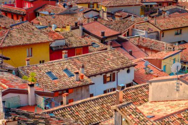 Geleneksel evler ve karo çatıları ile Malcesine şehir manzarası, Riva del Garda, İtalya, Avrupa