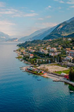 Geleneksel evler ile Garda Gölü ve Malcesine cityscape manzarası, Riva del Garda, İtalya, Avrupa
