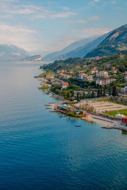 Geleneksel evler ile Garda Gölü ve Malcesine cityscape manzarası, Riva del Garda, İtalya, Avrupa