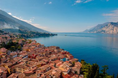 Geleneksel evler ve karo çatılar ve Garda Gölü, Riva del Garda, İtalya, Avrupa ile Malcesine şehir manzarası manzarası