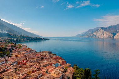 Geleneksel evler ve karo çatılar ve Garda Gölü, Riva del Garda, İtalya, Avrupa ile Malcesine şehir manzarası manzarası