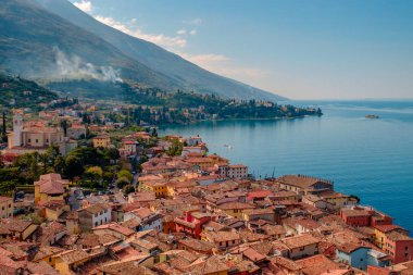 Geleneksel evler ve karo çatılar ve Garda Gölü, Riva del Garda, İtalya, Avrupa ile Malcesine şehir manzarası manzarası