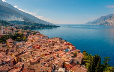 Geleneksel evler ve karo çatılar ve Garda Gölü, Riva del Garda, İtalya, Avrupa ile Malcesine şehir manzarası manzarası