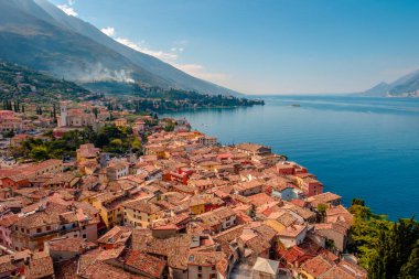 Geleneksel evler ve karo çatılar ve Garda Gölü, Riva del Garda, İtalya, Avrupa ile Malcesine şehir manzarası manzarası