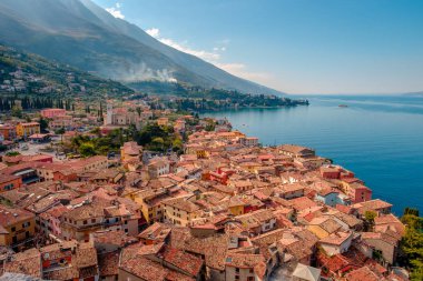 Geleneksel evler ve karo çatılar ve Garda Gölü, Riva del Garda, İtalya, Avrupa ile Malcesine şehir manzarası manzarası