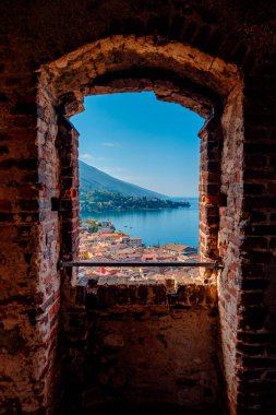 Geleneksel evler ve karo çatılar ve Garda Gölü, Riva del Garda, İtalya, Avrupa ile Malcesine cityscape tuğla penceresinden görünümü