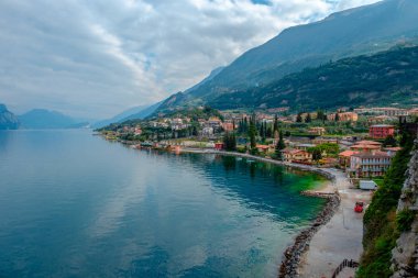 Geleneksel evler ile Garda Gölü ve Malcesine cityscape manzarası, Riva del Garda, İtalya, Avrupa