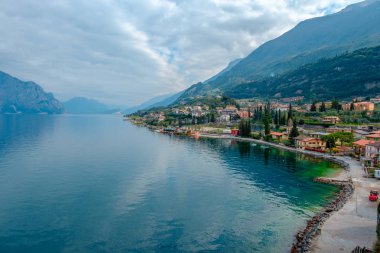 Geleneksel evler ile Garda Gölü ve Malcesine cityscape manzarası, Riva del Garda, İtalya, Avrupa