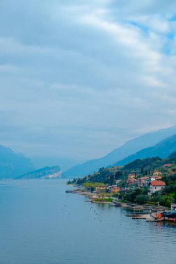 Geleneksel evler ile Garda Gölü ve Malcesine cityscape manzarası, Riva del Garda, İtalya, Avrupa