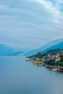 Geleneksel evler ile Garda Gölü ve Malcesine cityscape manzarası, Riva del Garda, İtalya, Avrupa