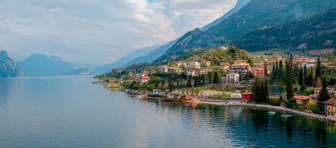 Geleneksel evler ile Garda Gölü ve Malcesine cityscape manzarası, Riva del Garda, İtalya, Avrupa