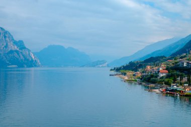 Geleneksel evler ile Garda Gölü ve Malcesine cityscape manzarası, Riva del Garda, İtalya, Avrupa
