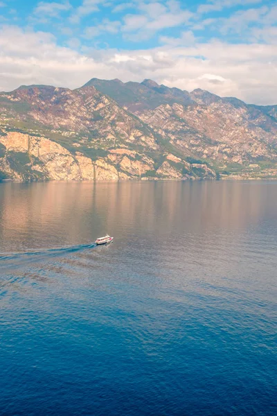 Navio Turismo Água Lago Garda Nas Montanhas Riva Del Garda — Fotografia de Stock