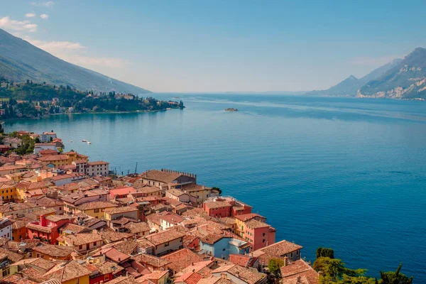 Geleneksel evler ve karo çatılar ve Garda Gölü, Riva del Garda, İtalya, Avrupa ile Malcesine şehir manzarası manzarası