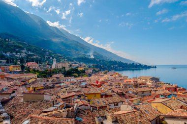 Geleneksel evler ve karo çatılar ve Garda Gölü, Riva del Garda, İtalya, Avrupa ile Malcesine şehir manzarası manzarası