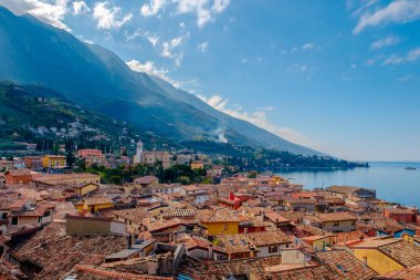 Geleneksel evler ve karo çatılar ve Garda Gölü, Riva del Garda, İtalya, Avrupa ile Malcesine şehir manzarası manzarası