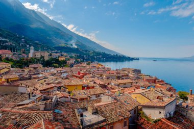 Geleneksel evler ve karo çatılar ve Garda Gölü, Riva del Garda, İtalya, Avrupa ile Malcesine şehir manzarası manzarası
