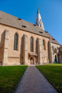 Brixen kasabasındaki manastır binalarının manzarası, Güney Tirol, İtalya, Avrupa