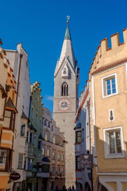 Brixen, Güney Tirol, İtalya, Avrupa kasabasının sokakta eski binalar ve dükkan tabelaları Manzara