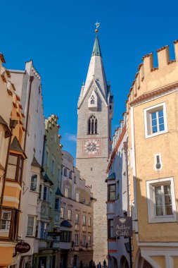 Brixen, Güney Tirol, İtalya, Avrupa kasabasının sokakta eski binalar ve dükkan tabelaları Manzara