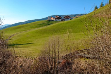 Güney Tirol yeşil vadisinde Dağ köyü sahne, İtalya, Avrupa