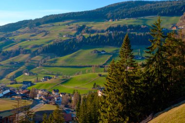 Güney Tirol yeşil vadisinde Dağ köyü sahne, İtalya, Avrupa