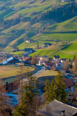 Güney Tirol yeşil vadisinde Dağ köyü sahne, İtalya, Avrupa