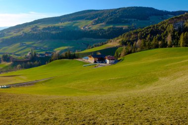 Güney Tirol yeşil vadisinde Dağ köyü sahne, İtalya, Avrupa