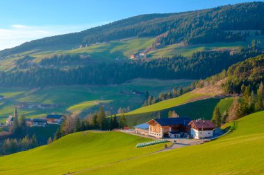 Güney Tirol yeşil vadisinde Dağ köyü sahne, İtalya, Avrupa